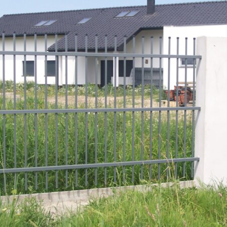 Klassischer Zaun mit 2 Fl. Tor in Mierzyn