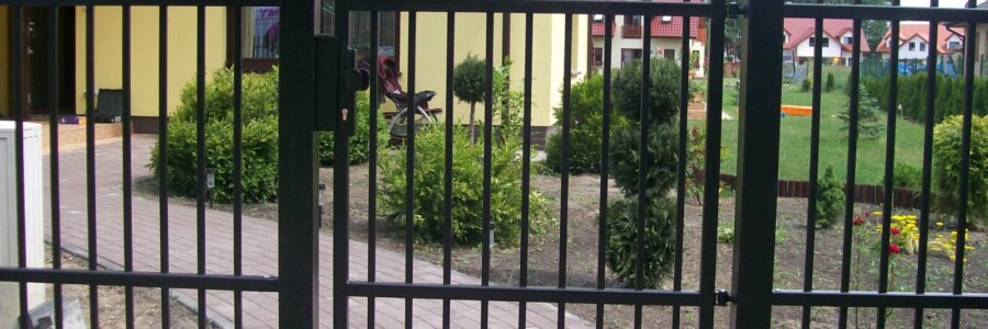 Klasyczne ogrodzenie i brama przesuwna – Mierzyn