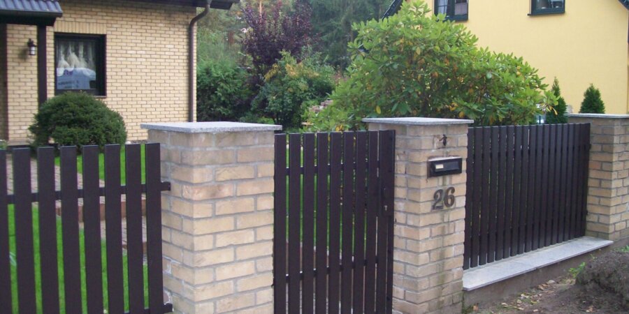 Imitujące drewniane sztachetki ogrodzenie stalowe – Wandlitz