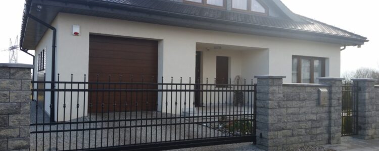Kute ogrodzenie z bramą – Mierzyn
