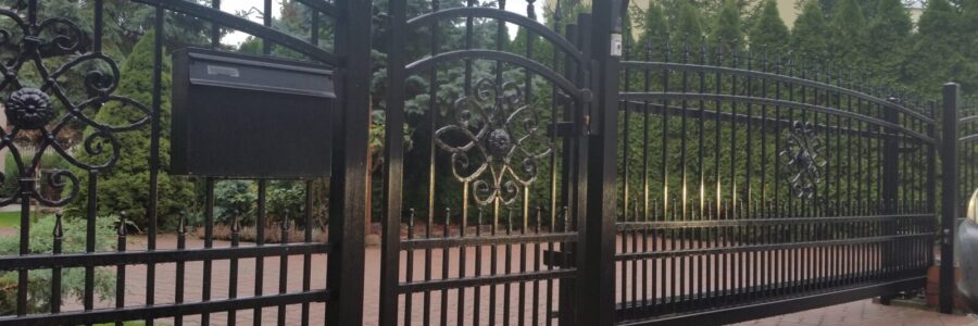 Bogato zdobione ogrodzenie i brama przesuwna – Podjuchy