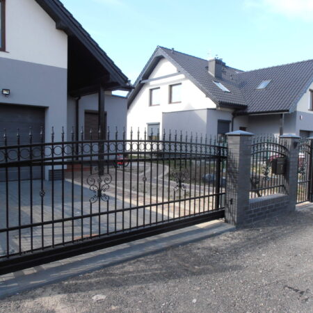 Bogato zdobione ogrodzenie – Bezrzecze Bogato zdobione ogrodzenie – Bezrzecze