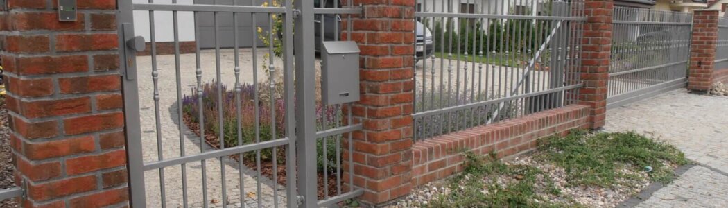 Ogrodzenie z nietypowym detalem wraz z bramą przesuwną – Warszewo