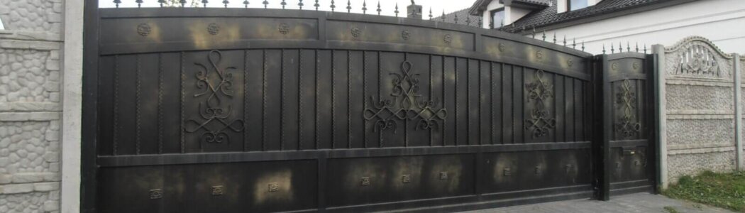 Brama ręcznie zdobiona i „postarzana” efektem malarskim – Przecław