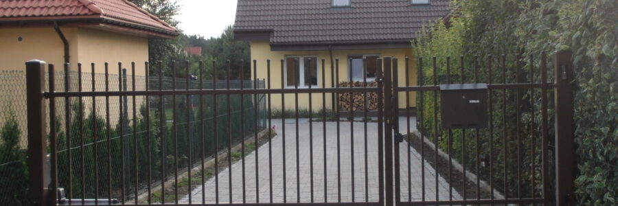 Niesymetryczna brama oraz furtka – Wielgowo