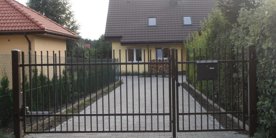 Niesymetryczna brama oraz furtka – Wielgowo